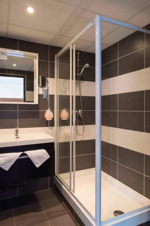 Premium Room, 1 Double Bed | Bathroom | Hair dryer, towels