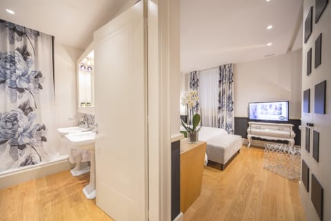 Basic Suite, Ensuite | Premium bedding, down comforters, Select Comfort beds, free minibar