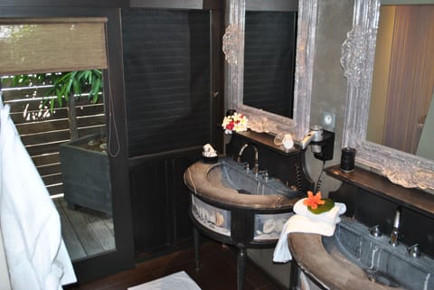 Suite (Lagon) | Bathroom amenities | Shower, rainfall showerhead, free toiletries, hair dryer