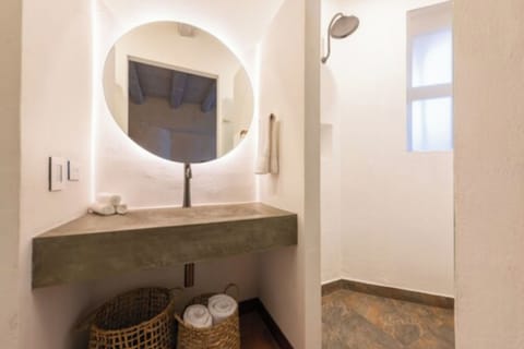 Room, Balcony, Sea View | Bathroom | Shower, rainfall showerhead, hair dryer, towels