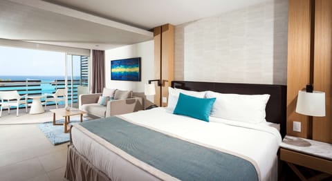 Junior Suite, 1 King Bed | Premium bedding, free minibar, in-room safe, desk