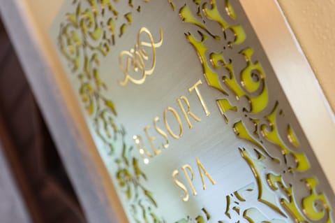 Couples treatment rooms, hot tub, Turkish bath, body treatments