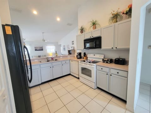 Villa, 3 Bedrooms, Private Pool, Garden View | Private kitchen