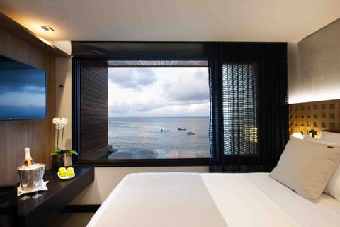 Quarto Luxo Vista Mar com Piscina Particular | Minibar, in-room safe, laptop workspace, free WiFi