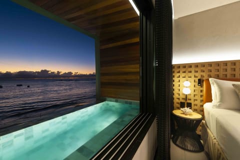 Quarto Luxo Vista Mar com Piscina Particular | Minibar, in-room safe, laptop workspace, free WiFi