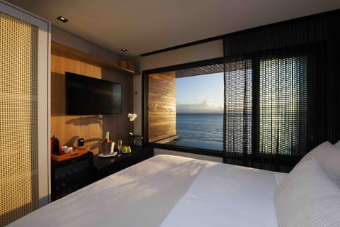 Quarto Luxo Vista Mar com Piscina Particular | Minibar, in-room safe, laptop workspace, free WiFi