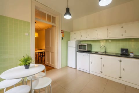 Comfort Apartment, Multiple Beds | Private kitchen | Fridge, microwave, oven, stovetop