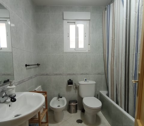 Comfort Double Room | Bathroom | Rainfall showerhead, bidet, towels