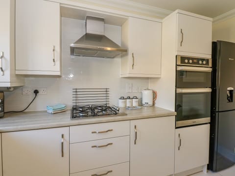 Fridge, dishwasher, cookware/dishes/utensils