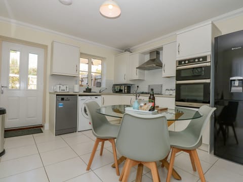 Fridge, dishwasher, cookware/dishes/utensils