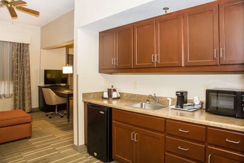 Suite, 1 King Bed, Non Smoking | Private kitchen | Mini-fridge, microwave, coffee/tea maker