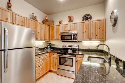 Studio (Condo) | Private kitchen | Fridge, microwave, oven, stovetop