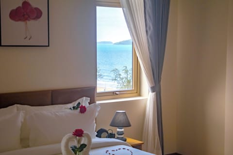 Junior Double Room, 1 King Bed, Sea View | Free minibar, in-room safe, desk, blackout drapes