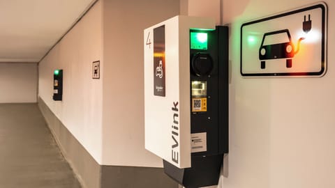 Electric vehicle charging station