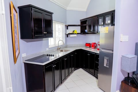 Executive Room, 1 King Bed | Private kitchen | Microwave