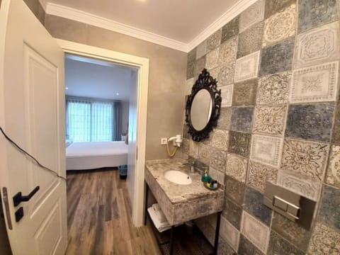 Standard Room | Bathroom | Hair dryer, towels, soap, shampoo