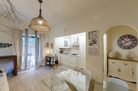 Apartment | Living area | Flat-screen TV