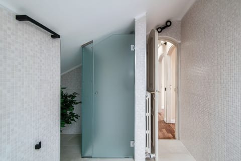 Apartment | Bathroom | Separate tub and shower, free toiletries, bidet, towels