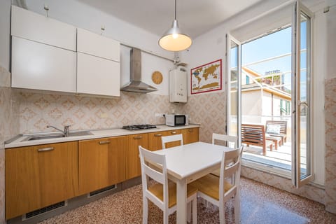 Comfort Apartment | Private kitchen | Microwave, oven, stovetop, dishwasher