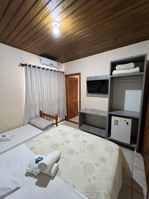 Quarto triplo com varanda | Blackout drapes, iron/ironing board, free WiFi