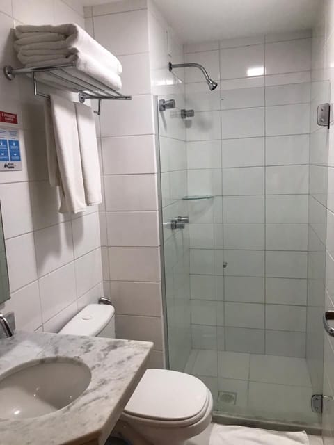 Standard Room | Bathroom | Shower, free toiletries, hair dryer, towels