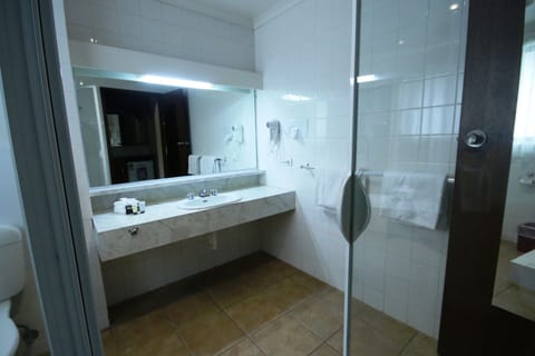 Executive Twin Room | Bathroom | Free toiletries, hair dryer, towels