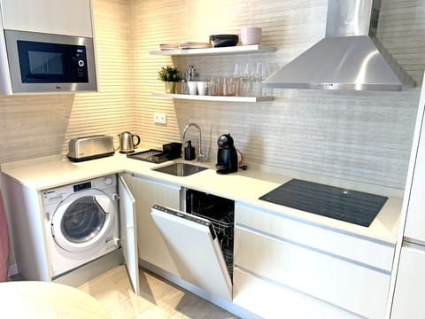 Deluxe Studio Suite | Private kitchen | Full-size fridge, microwave, stovetop, dishwasher