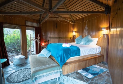 Romantic Cabin, 1 King Bed, Garden View | Free WiFi, bed sheets