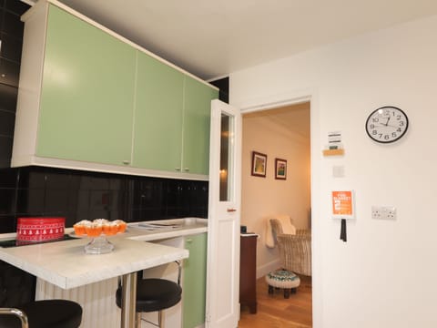 Cottage | Private kitchen | Fridge, electric kettle, toaster, cookware/dishes/utensils