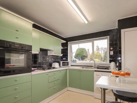 Cottage | Private kitchen | Fridge, electric kettle, toaster, cookware/dishes/utensils