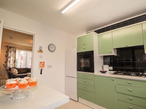 Cottage | Private kitchen | Fridge, electric kettle, toaster, cookware/dishes/utensils