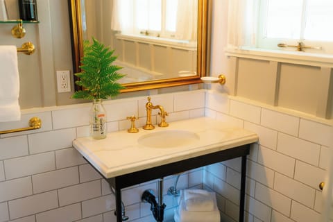 Panoramic Room, 1 Queen Bed, Balcony, Valley View | Bathroom | Shower, designer toiletries, hair dryer, towels