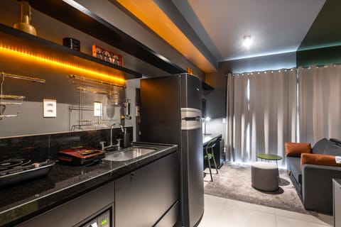 Business Studio Suite, 1 Queen Bed, Kitchen, City View | Private kitchen | Fridge, microwave, stovetop, coffee/tea maker