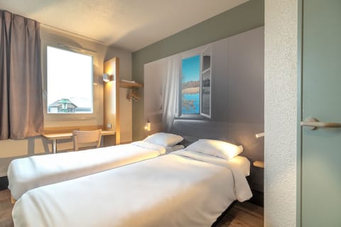 Twin Non-Smoking Room | Premium bedding, desk, soundproofing, free WiFi