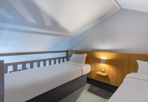 Premium bedding, desk, soundproofing, free WiFi