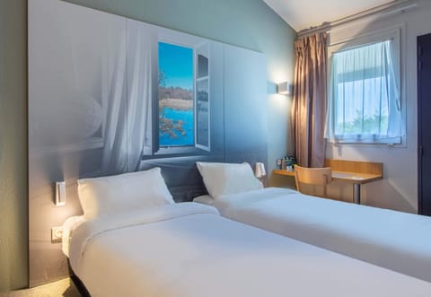 Premium bedding, desk, soundproofing, free WiFi