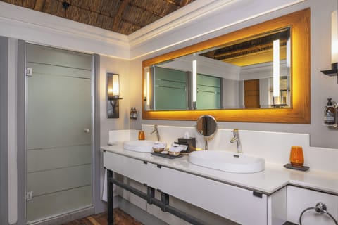 Luxury Villa | Bathroom | Separate tub and shower, free toiletries, hair dryer, bathrobes