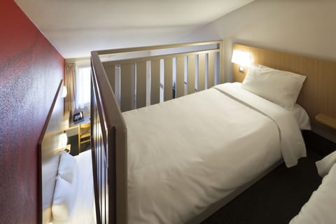 Quadruple Non-Smoking Room | Premium bedding, desk, soundproofing, free WiFi