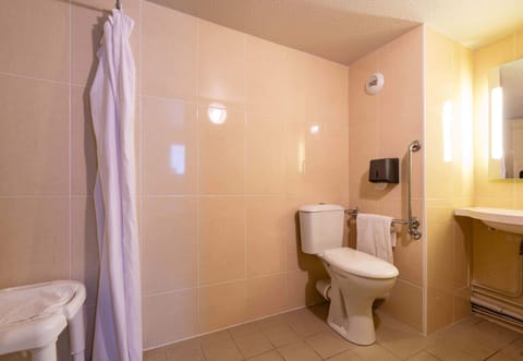 Double Room, Accessible, Non Smoking | Bathroom | Shower, towels