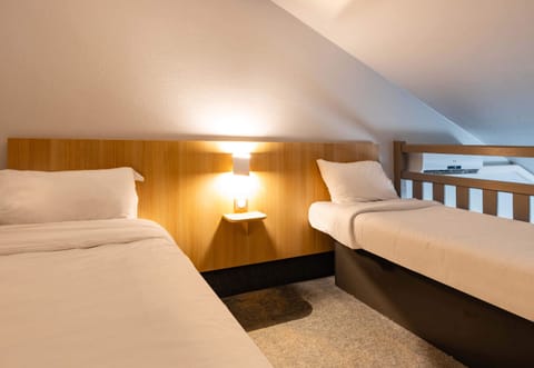 Quadruple Non-Smoking Room | Premium bedding, down comforters, desk, blackout drapes