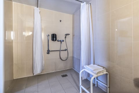 Handicapped Double Non-Smoking Room | Bathroom | Shower, towels