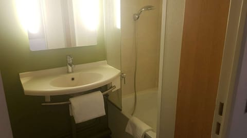 Shower, eco-friendly toiletries, towels