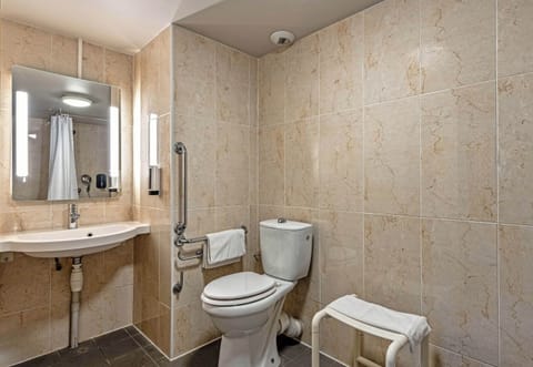 Double Non-Smoking Room | Bathroom | Shower, hair dryer, towels