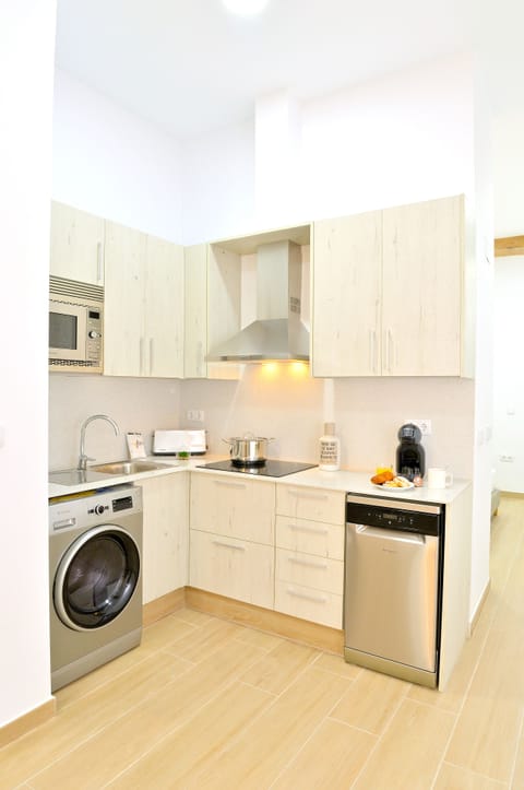 Premium Apartment | Private kitchen | Fridge, microwave, oven, stovetop