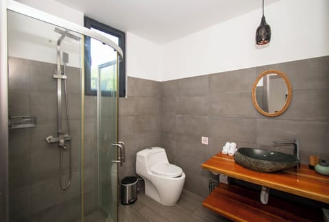 Deluxe Triple Room | Bathroom | Designer toiletries, hair dryer, towels, soap