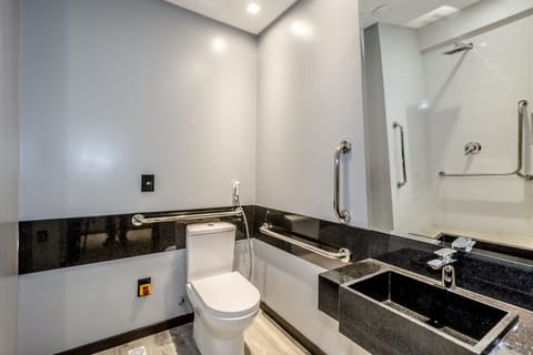 Deluxe Single Room | Bathroom | Shower, hair dryer, towels