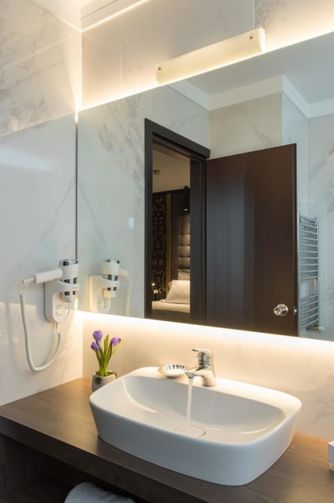 Deluxe Suite | Bathroom sink