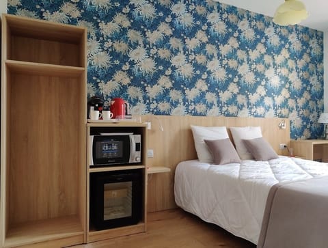 Double Room, 1 Queen Bed | Desk, laptop workspace, free WiFi, bed sheets