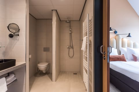 Deluxe Suite - no pets allowed | Bathroom | Free toiletries, towels