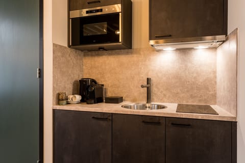 Junior Suite | Private kitchen | Mini-fridge, coffee/tea maker, electric kettle